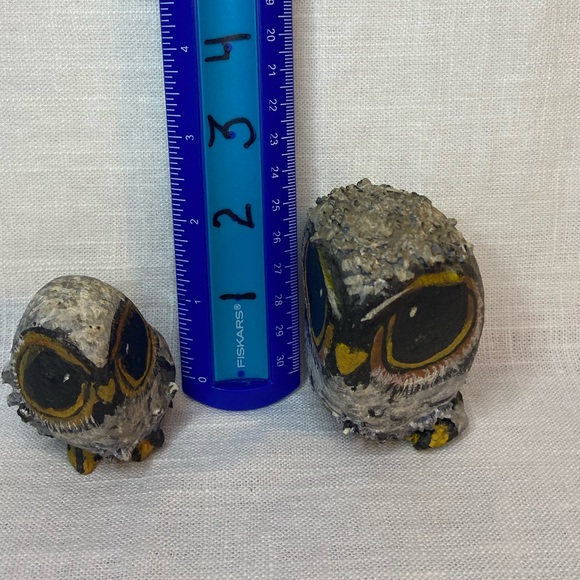 Painted rock paperweights/figurines (2) Owls/yellow and black - Picture 4 of 5